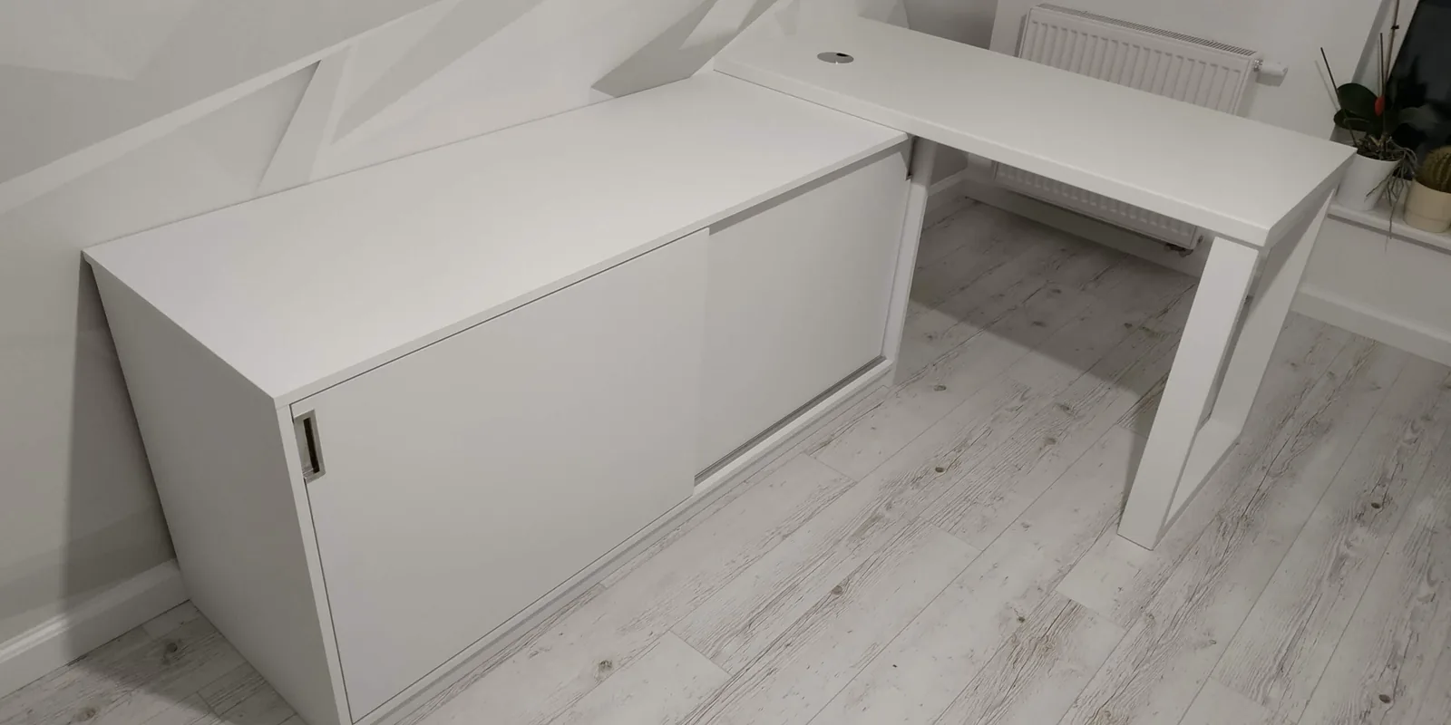 Biuro pod skosem — biurko z komodą