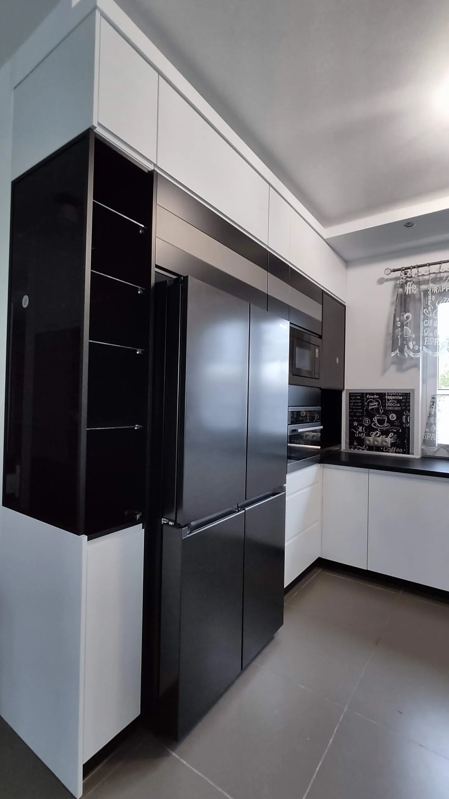 Czarno-biała kuchnia z przeszkloną witryną