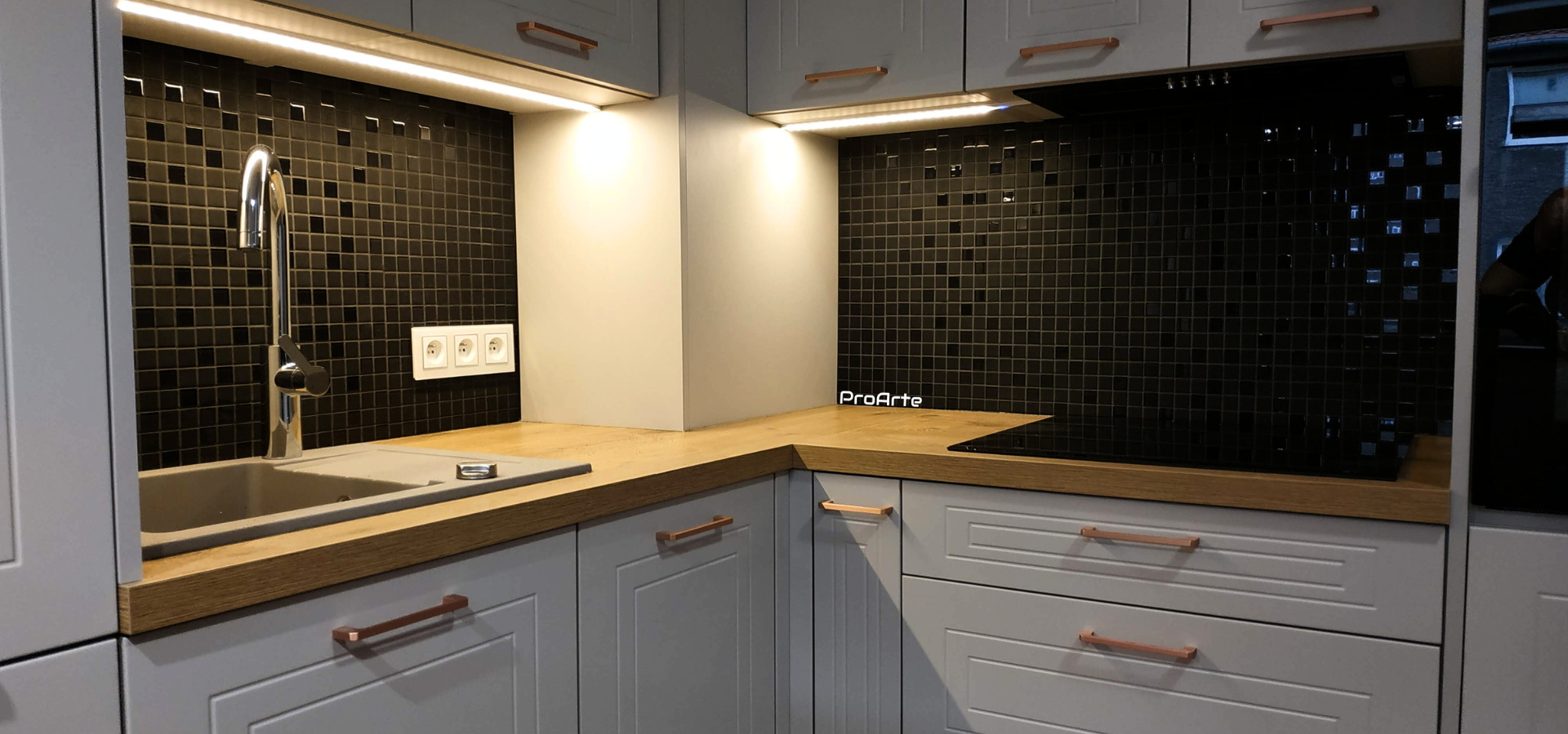 Meble na zamówienie to doskonały wybór dla osób ceniących indywidualizm i wysoką jakość. Dzięki możliwości pełnej personalizacji, meble wykonywane na zamówienie idealnie dopasują się do każdej przestrzeni, niezależnie od jej wielkości i stylu. Kuchnie na wymiar, szafy na wymiar.