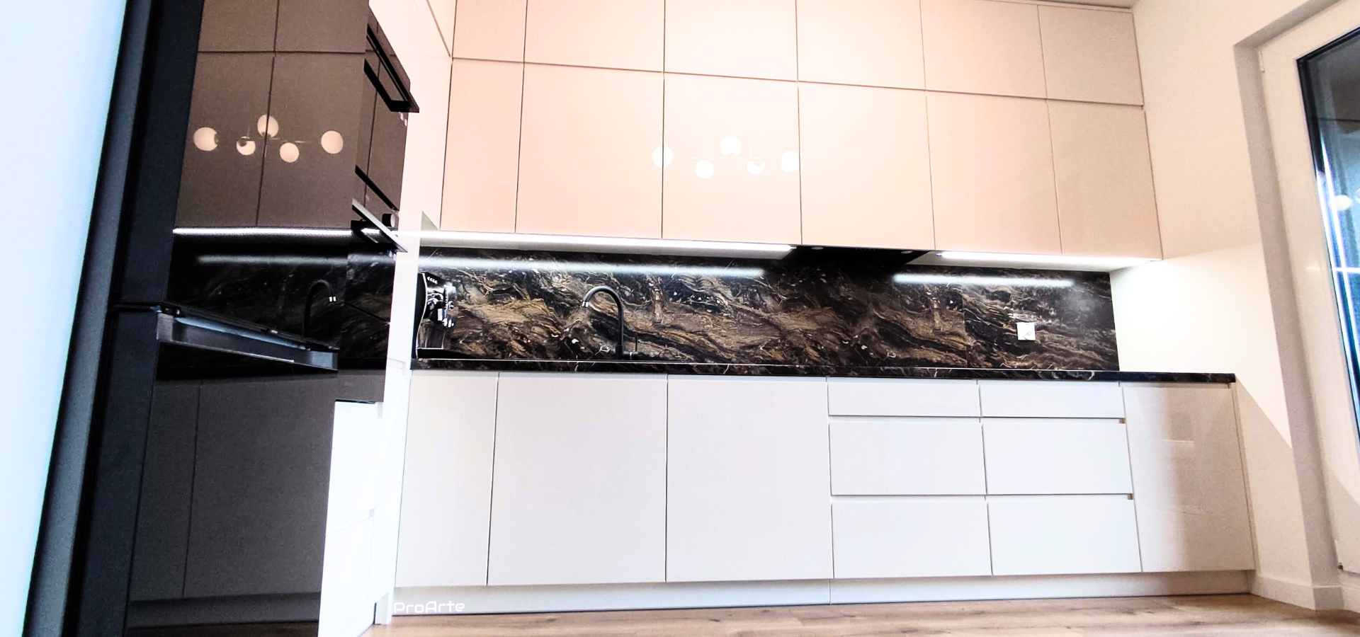 Meble na zamówienie to doskonały wybór dla osób ceniących indywidualizm i wysoką jakość. Dzięki możliwości pełnej personalizacji, meble wykonywane na zamówienie idealnie dopasują się do każdej przestrzeni, niezależnie od jej wielkości i stylu. Kuchnie na wymiar, szafy na wymiar.