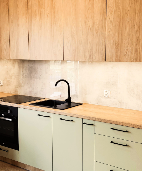 Meble na zamówienie to doskonały wybór dla osób ceniących indywidualizm i wysoką jakość. Dzięki możliwości pełnej personalizacji, meble wykonywane na zamówienie idealnie dopasują się do każdej przestrzeni, niezależnie od jej wielkości i stylu. Kuchnie na wymiar, szafy na wymiar.