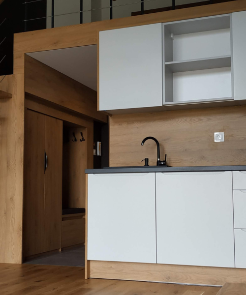 Meble na zamówienie – Idealne rozwiązanie dla Twojego wnętrza  Meble na zamówienie to doskonały wybór dla osób ceniących indywidualizm i wysoką jakość. Dzięki możliwości pełnej personalizacji, meble wykonywane na zamówienie idealnie dopasują się do każdej przestrzeni, niezależnie od jej wielkości i stylu. Oferujemy szeroką gamę materiałów, od naturalnego drewna po nowoczesne laminaty, które pozwalają na stworzenie mebli idealnie odzwierciedlających Twój gust i potrzeby.  Nasze meble na wymiar to nie tylko estetyka, ale także funkcjonalność i trwałość. Każdy projekt jest realizowany z dbałością o najmniejsze detale, co gwarantuje, że będą służyły przez lata. Bez względu na to, czy marzysz o eleganckiej szafie wnękowej, praktycznej kuchni, czy designerskiej sofie, meble na zamówienie spełnią Twoje oczekiwania.  Odwiedź naszą stronę, aby zobaczyć realizacje naszych projektów i skonsultować się z naszymi ekspertami, którzy pomogą Ci stworzyć wnętrze idealnie dopasowane do Twojego stylu życia. Wybierz meble na zamówienie i ciesz się wnętrzem skrojonym na miarę Twoich potrzeb.